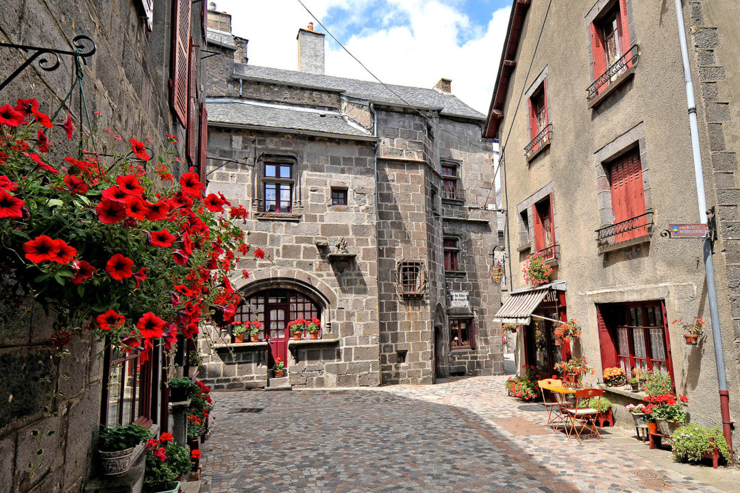 Besse cité médiévale marché